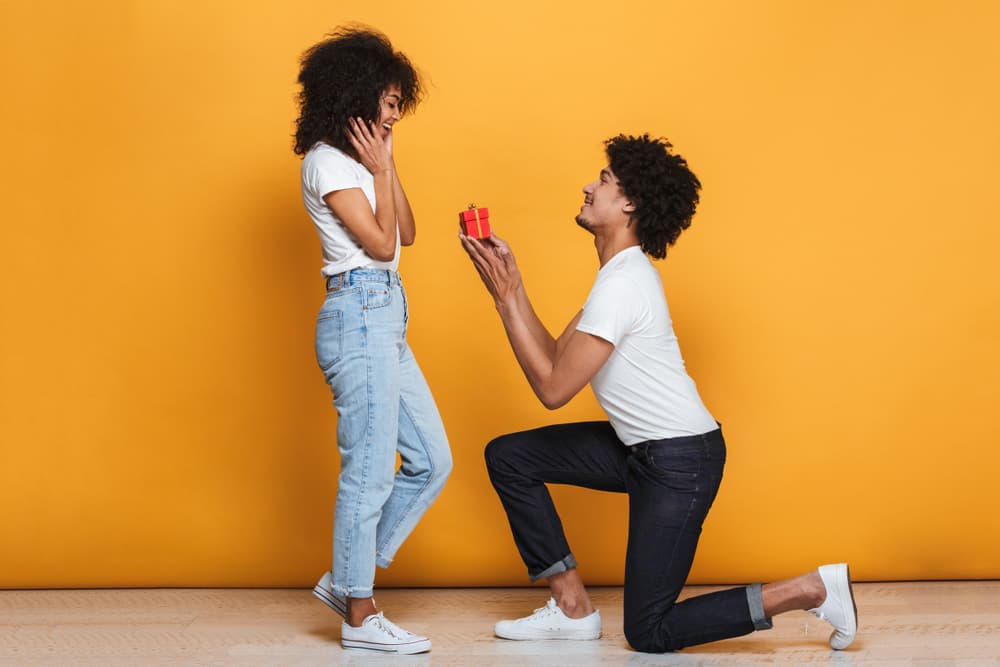 Hay muchas leyendas asociadas a los años bisiestos y supersticiones, en algunos países, se considera excelente para casarse o proponer matrimonio, en otros no.