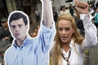 Lilian Tintori carga una imagen de su esposo, el líder opositor Leopoldo López.