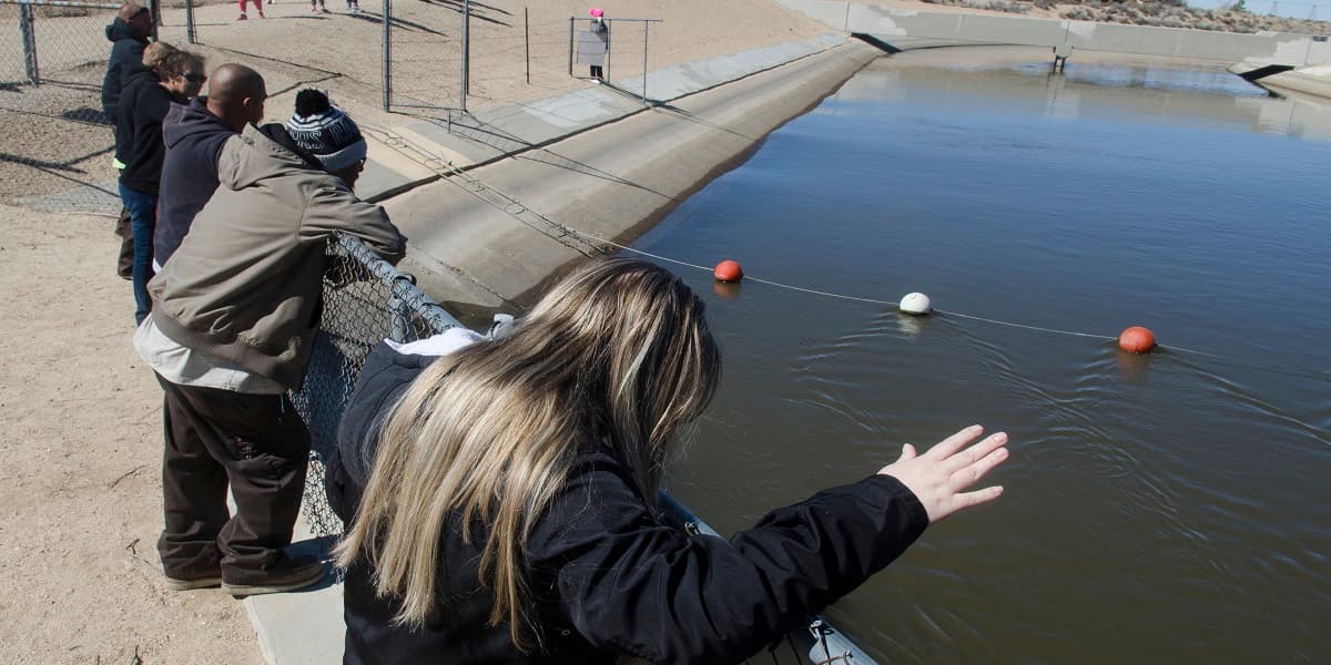 Decenas de vecinos buscan el cuerpo del pequeño Noah en el acueducto de Hesperia