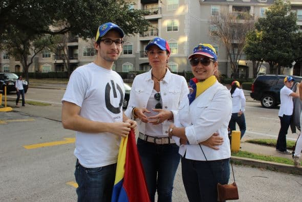 A cantos y gritos pidieron paz y libertad en la calle Westheimer, una de las más transitadas de Houston. 