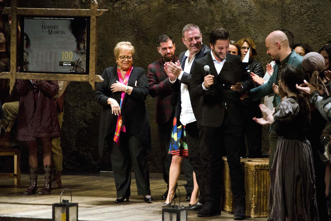 "Yo a Benny crecí escuchándolo, ¡sí!, como muchos de ustedes de seguro, pero en la adolescencia tuve la fortuna de crear una amistad, ha sido una inspiración y me da mucho orgullo verte tomar estos riesgos y hacerlo", agregó.