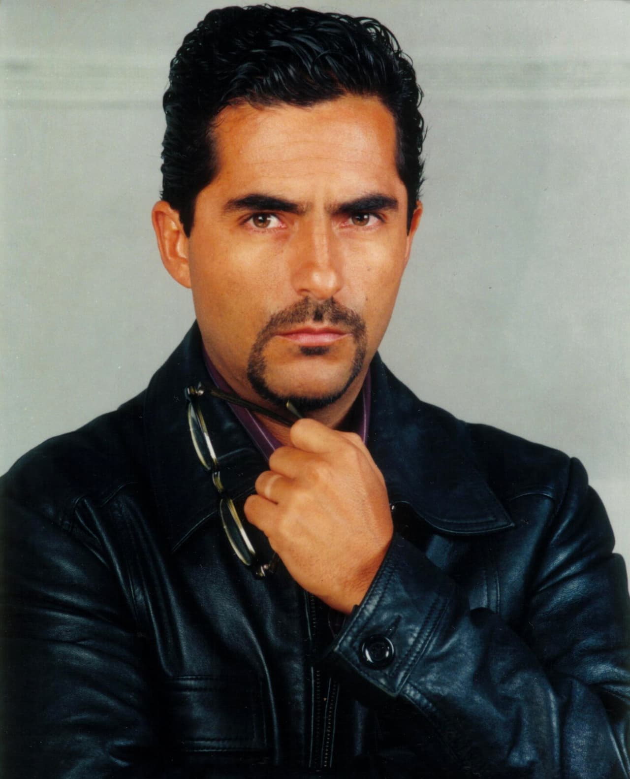 Raul Araiza como Ezequiel
<br>
<a href="https://www.univision.com/famosos/raul-araiza-oxigeno-hija-camila-fotos">El actor mexicano</a> interpretó al embustero Ezequiel, hermano de Juan Carlos, en
<i>El Juego de la vida</i>.