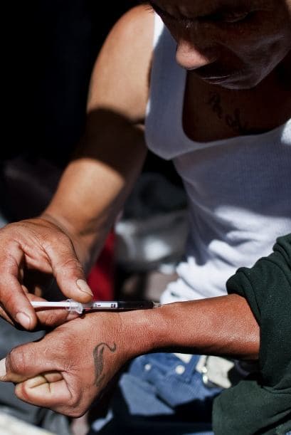 "Ahora entran a cualquier casa y nos matan. Nosotros no cerramos esta ventana para al menos intentar huir por el tejado", razona Carla en el interior de una casa usada como 'picadero' en el céntrico Barrio Alto, plagado de comercios abandonados.