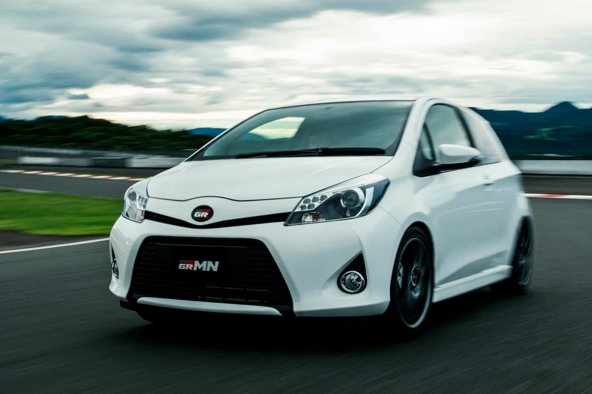 <b>Toyota Vitz GRMN Turbo de 2013</b>:
<br>
<br>Si el Toyota Vitz se te parece al Toyota Yaris, es por que eso es exactamente lo que es. Vitz es el nombre que Toyota usa en Japón para designar a su hatchback subcompacto. Gazoo Racing utilizó al Vitz/Yaris como la base para su versión especial del 2013. Al igual que el año anterior la producción del auto, que contaba con un motor 4 cilindros de 1.5 litros de desplazamiento turbocargado que producía caballos de fuerza, fue limitada a 100 unidades que se agotaron rápidamente.