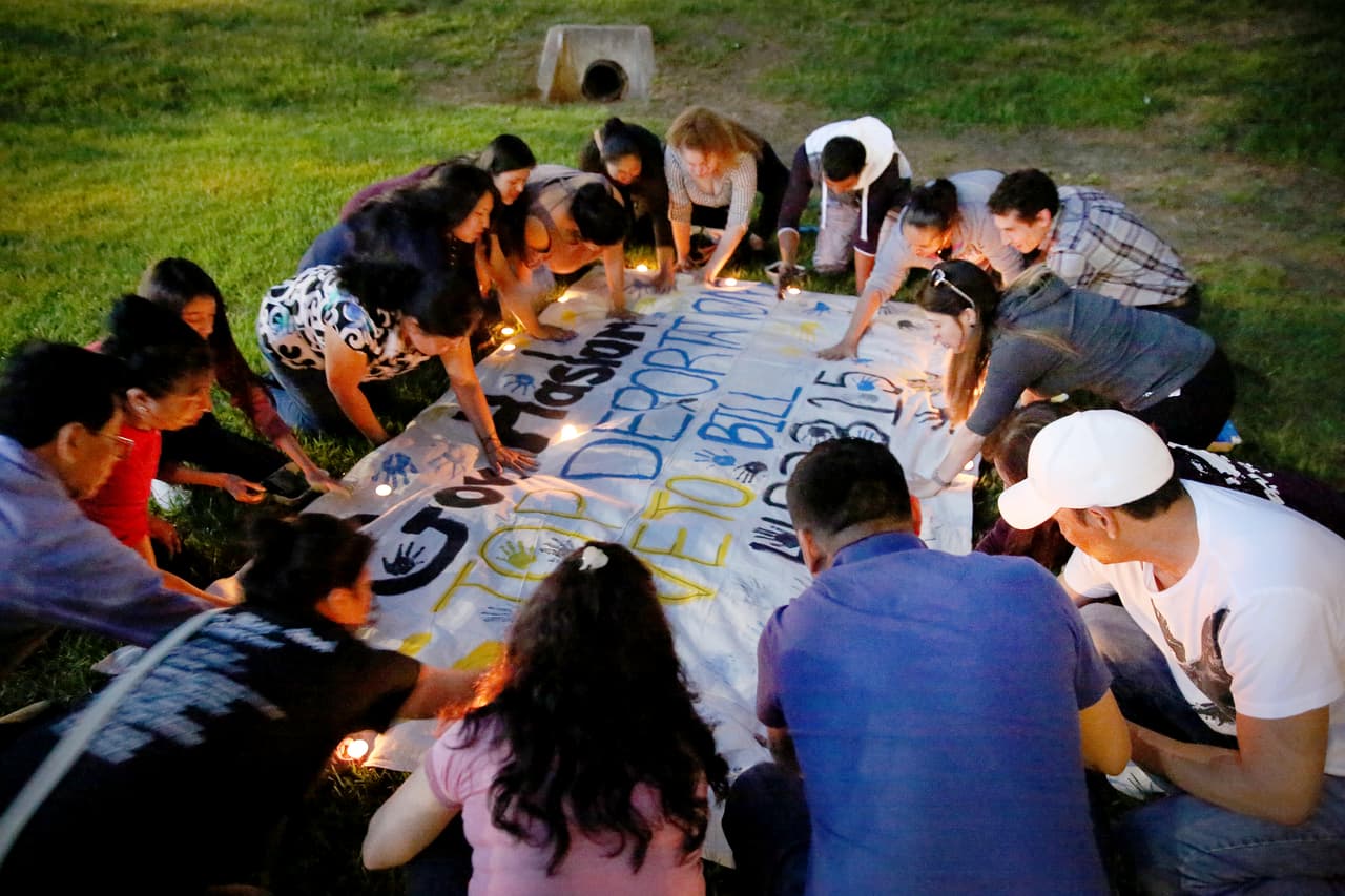 “Stop Deportations”. Un grupo de hispanos, la mayoría afectados por la redada con 97 detenidos, finalizan una pancarta que pide al gobernador de Tennessee, el republicano Bill Haslam, que frene la ley HB 2315 aprobada por la legislatura estatal en abril. El texto prohíbe las ciudades santuario y concede poderes extraordinarios a los policías locales para pedir el estatus migratorio. La mañana siguiente, exhibieron el mensaje a las puertas de un evento del político, pero no lograron hablar directamente con él.