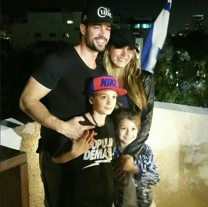 <b><a href="http://www.univision.com/temas/william-levy">William</a></b> ha demostrado que es un padre muy comprometido con sus retoños, por eso es 
<b><a href="http://www.univision.com/programas/novelas/a-william-levy-y-a-su-hijo-christopher-tophy-les-apasiona-el-beisbol">coach del equipo de béisbol al que pertenece Christopher</a></b>.