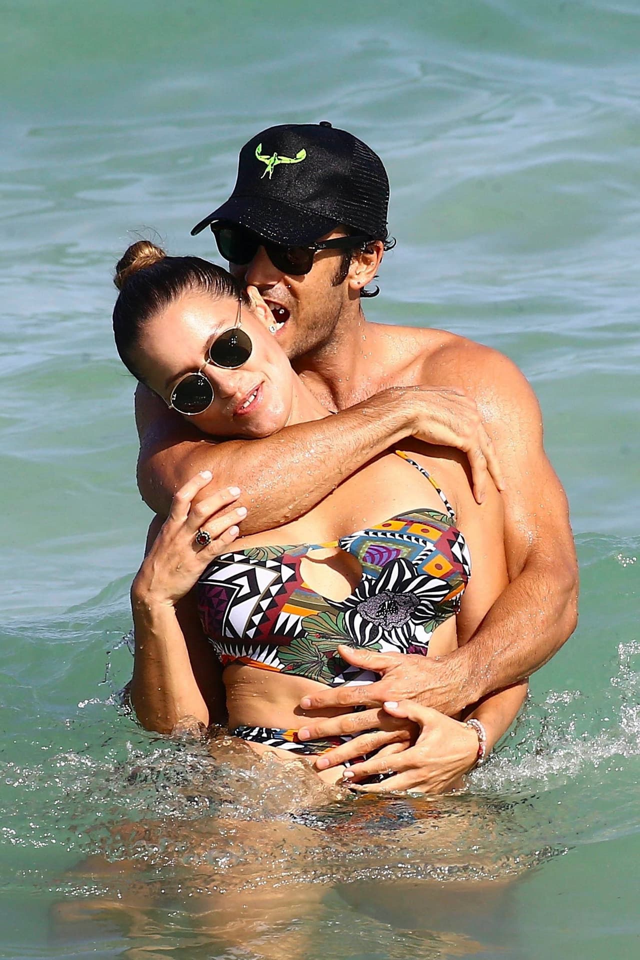 Los jugueteos de 
<b>Aarón</b> seguían creciendo y Lola cada vez se rendía más y más ante sus sensuales caricias, aunque el mar les jugaría una mala broma.