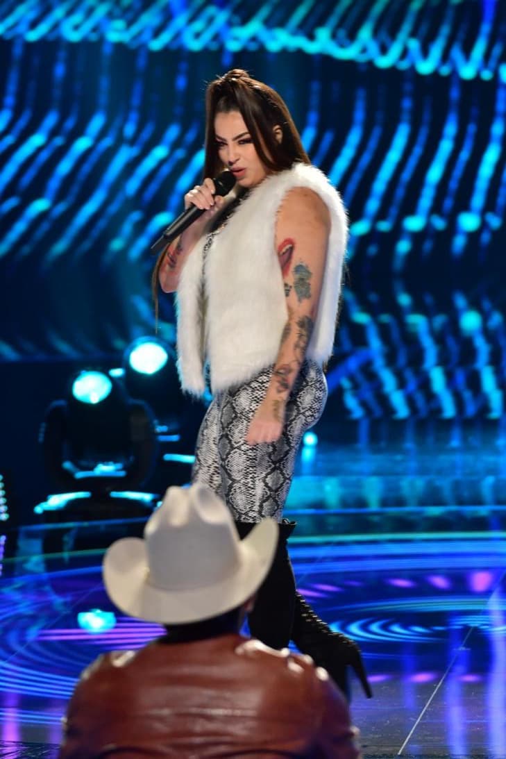 La cantante arrancó su número musical con una gran energía.