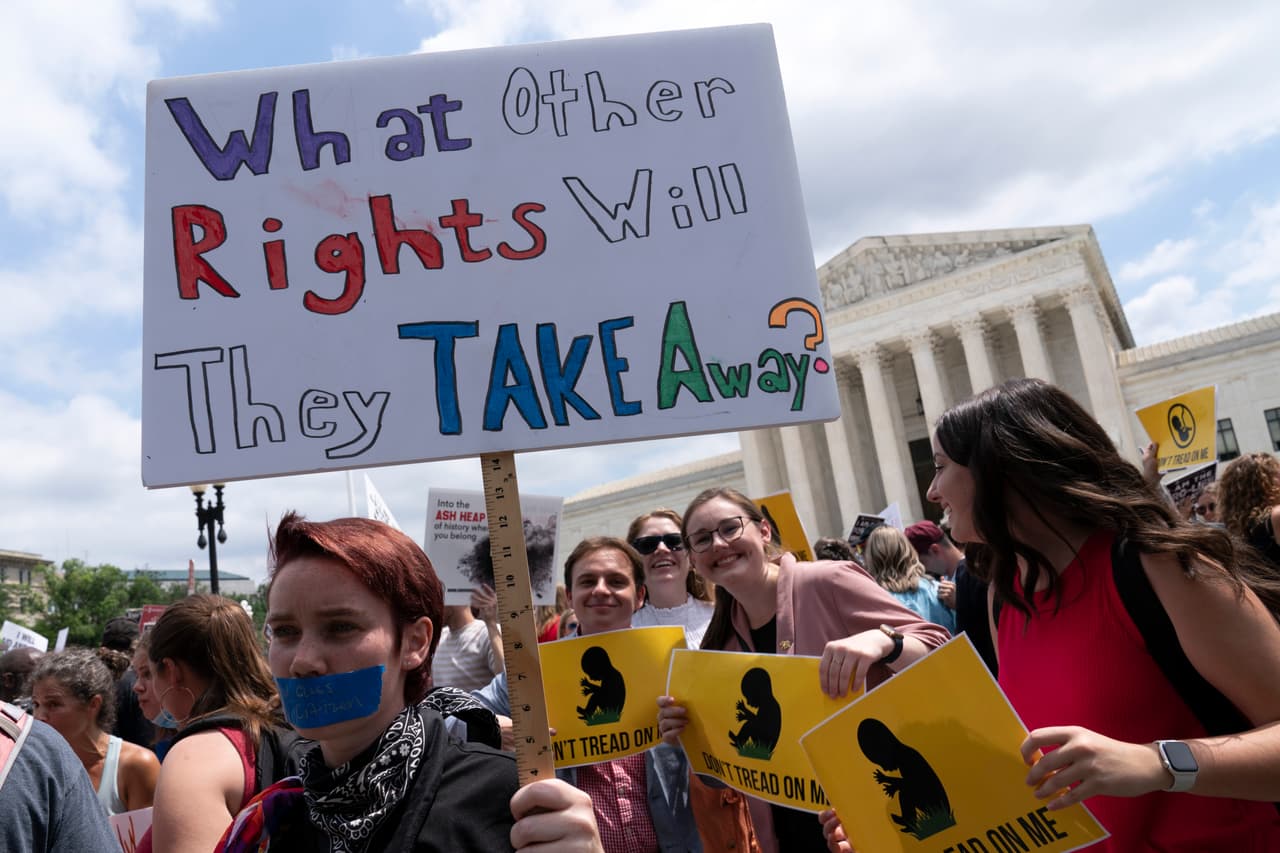 "Ahora es ilegal": más de una decena de estados ultraconservadores activan duras leyes antiaborto