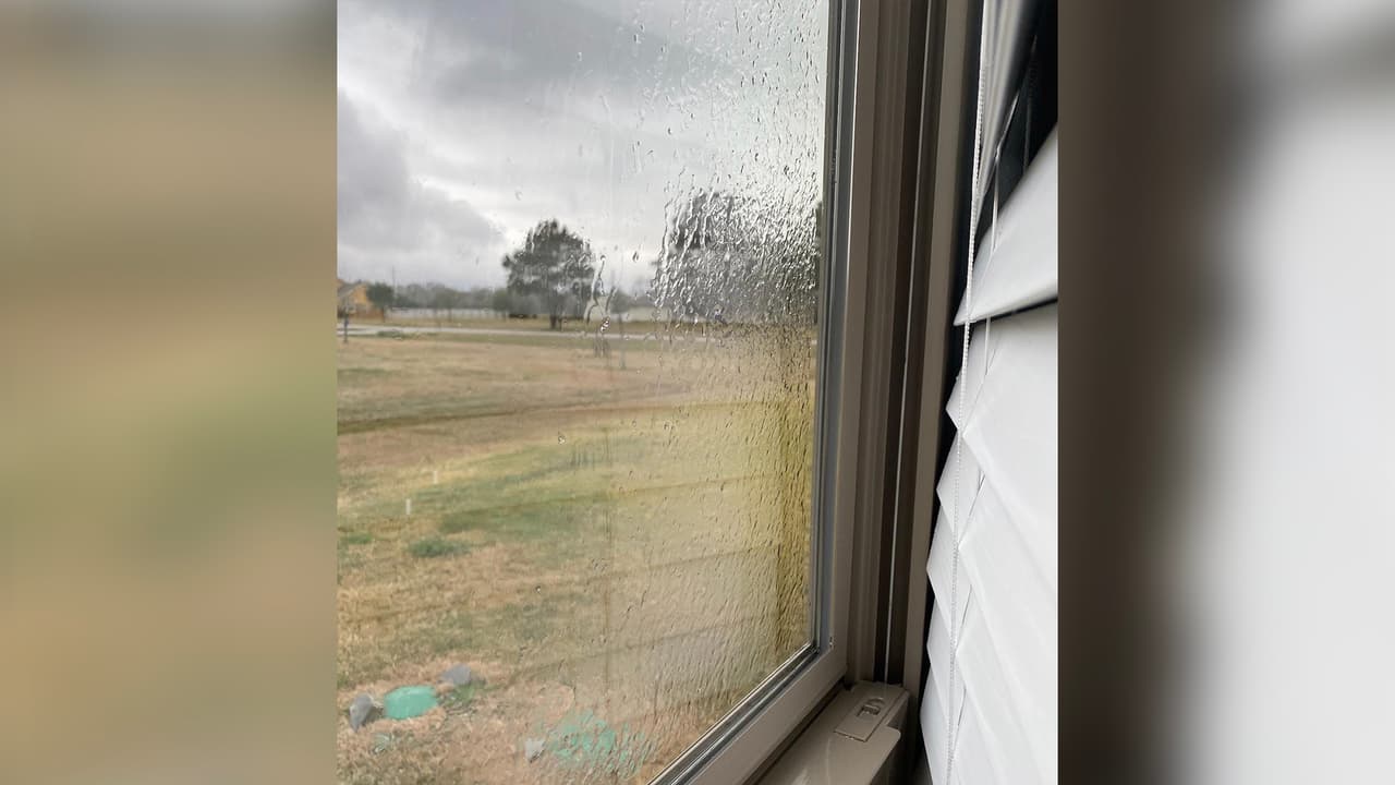 Residentes de Katy, al oeste de Houston, reportaron la lluvia durante la tarde del domingo.