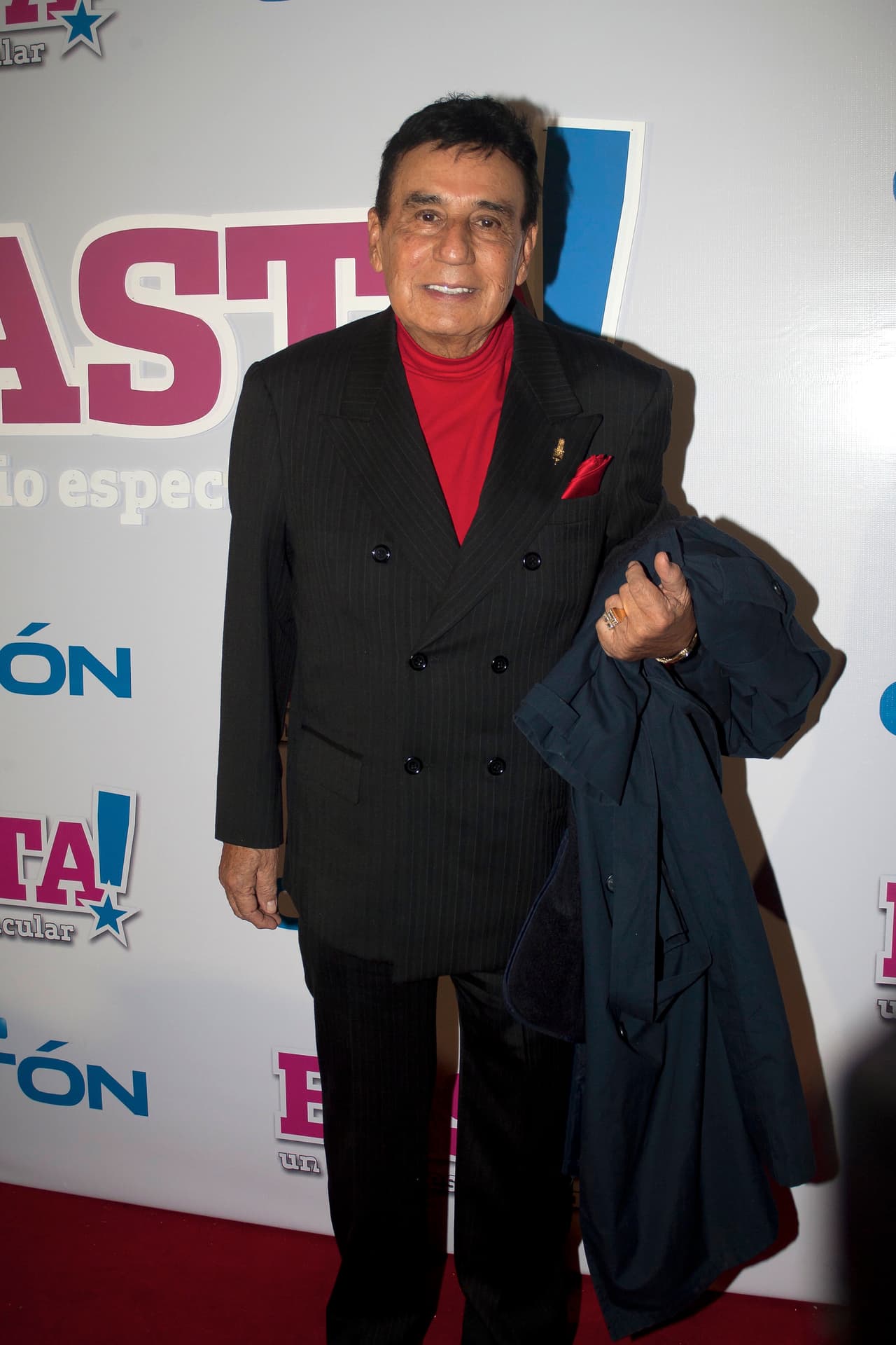 A su paso por la terminal aérea mexicana, en donde decenas de fans lo abordaron para saludarlo y pedirle una fotografía, Xavier López también habló brevemente del reciente 
<b><a href="https://www.univision.com/famosos/muere-el-cantante-y-actor-gualberto-castro-a-los-84-anos" target="_blank">fallecimiento de Gualberto Castro</a></b> (foto).