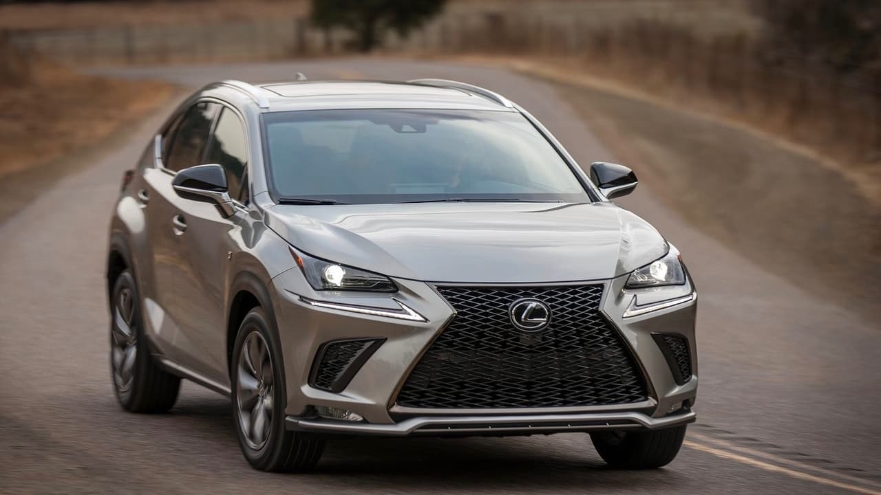 <h3 class="cms-h3-H3">6. Lexus NX</h3>
<br>Según Consumer Reports la experiencia de manejo de la SUV compacta de Lexus
<b> se siente menos opulenta que la del resto de los modelos Lexus</b>, a lo cual podemos agregar basados en nuestra experiencia con el modelo que se su marcha rígida nos recuerda más a un producto de BMW que a un vehículo de lujo japonés, lo cual puede ser un atributo atractivo para los compradores jóvenes que Lexus busca conquistar con este modelo, y no al típico compradores de la marca.