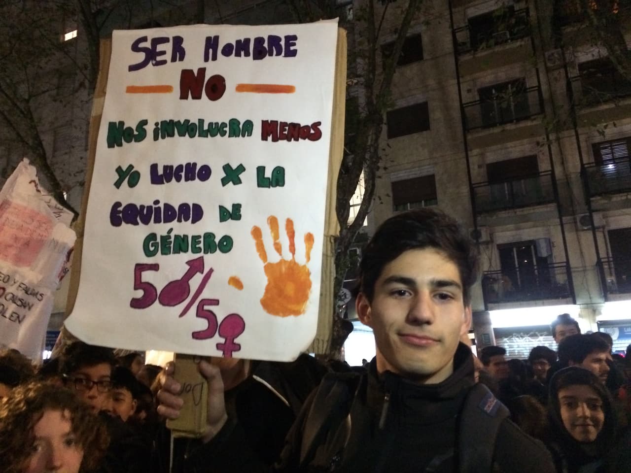 Las nuevas generaciones parecen tenerlo claro. Para Manuel “#NiUnaMenos significa que no tiene que haber ni una mujer que sufra un abuso, que la mujer debería tener libertad completa sobre su cuerpo y las decisiones que quiera tomar y que debería estar en igualdad de derechos. Se puede alcanzar y estamos acá para llegar a eso”.