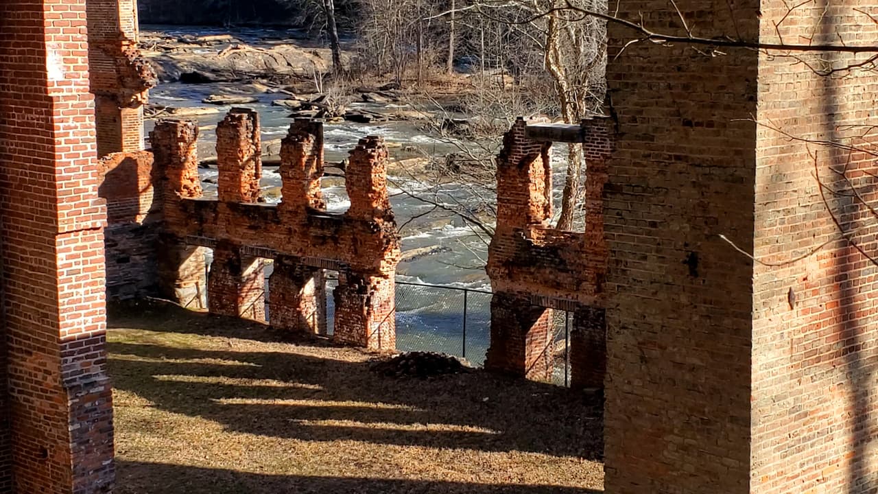 Quienes caminan por el sendero también pueden apreciar las ruinas desde distintos ángulos.