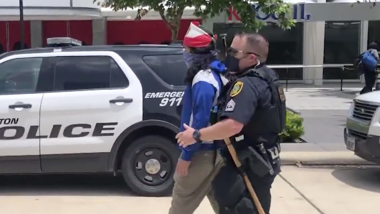 Las autoridades usaron equipos de protección para custodiar a los demandantes