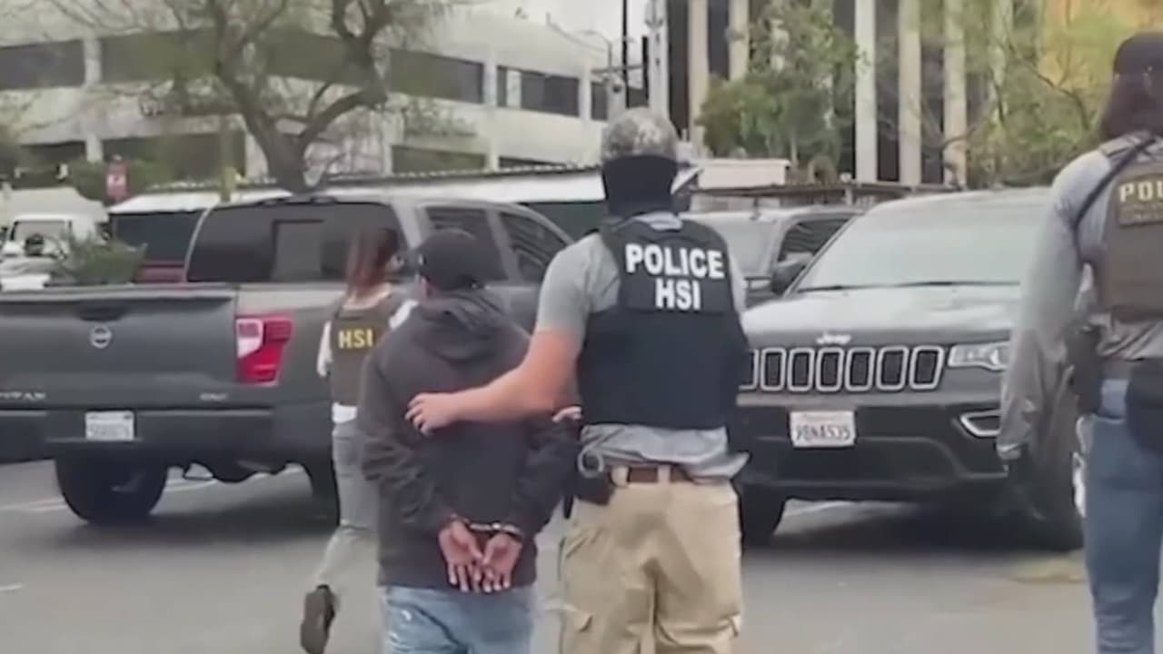 Orden judicial frena temporalmente liberación de inmigrantes detenidos durante redada en Chicago