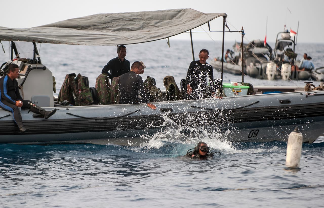 Un buzo de la marina entra en el agua durante una operación de búsqueda de las víctimas y el fuselaje del vuelo JT 610 de Lion Air en las aguas de Tanjung Karawang.