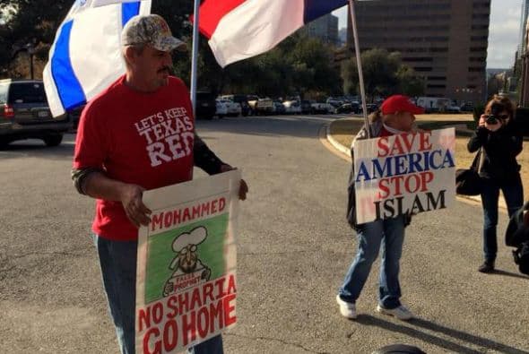 Muchos gritaron, rezaron y sostuvieron carteles en donde pedían que los musulmanes se retiraran del Capitolio. (Foto: Twitter)