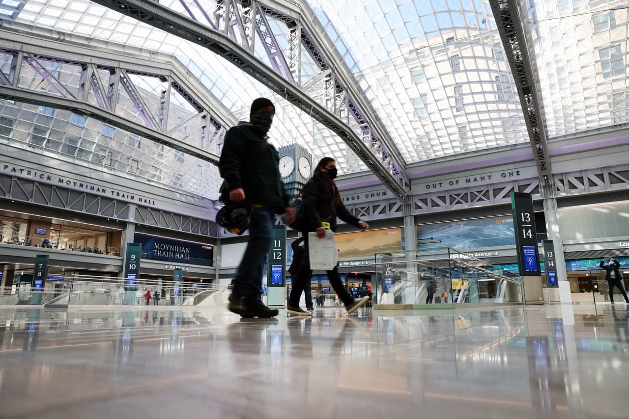 Foye dijo que las personas latinas y afroamericanas han sido las más afectadas por los problemas de la pandemia y que muchos de ellos son trabajadores esenciales que dependen del transporte público.