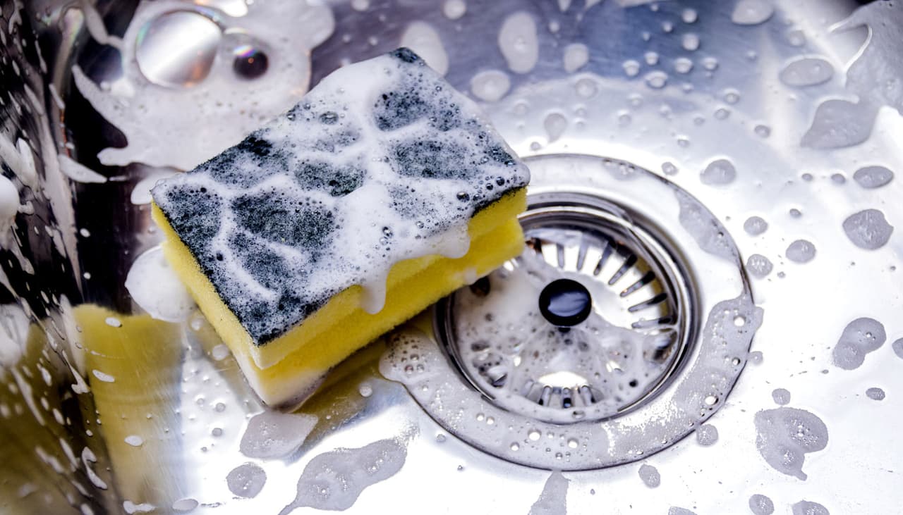 De quanto em quanto tempo a esponja de lavar louças deve ser trocada? 