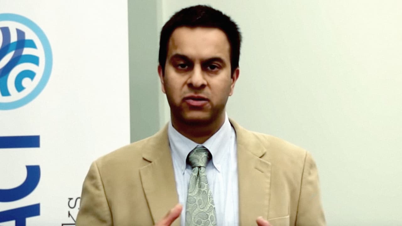 Despiden a profesor que bromeó con comentario sobre 52 lugares culturales de EEUU que Irán podría bombardear