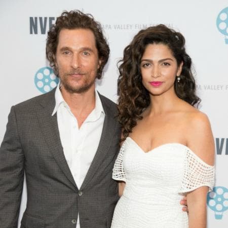 Después de seis años de relación en los que concibieron tres hijos, Matthew McConaughey y Camila Alves finalmente se casaron. La ceremonia se realizó con sigilo el 9 de junio de 2012 en Texas. Fue tal el hermetismo que, incluso, se dijo que los menos de 100 invitados debieron firmar acuerdos de confidencialidad para evitar que se filtrara información.