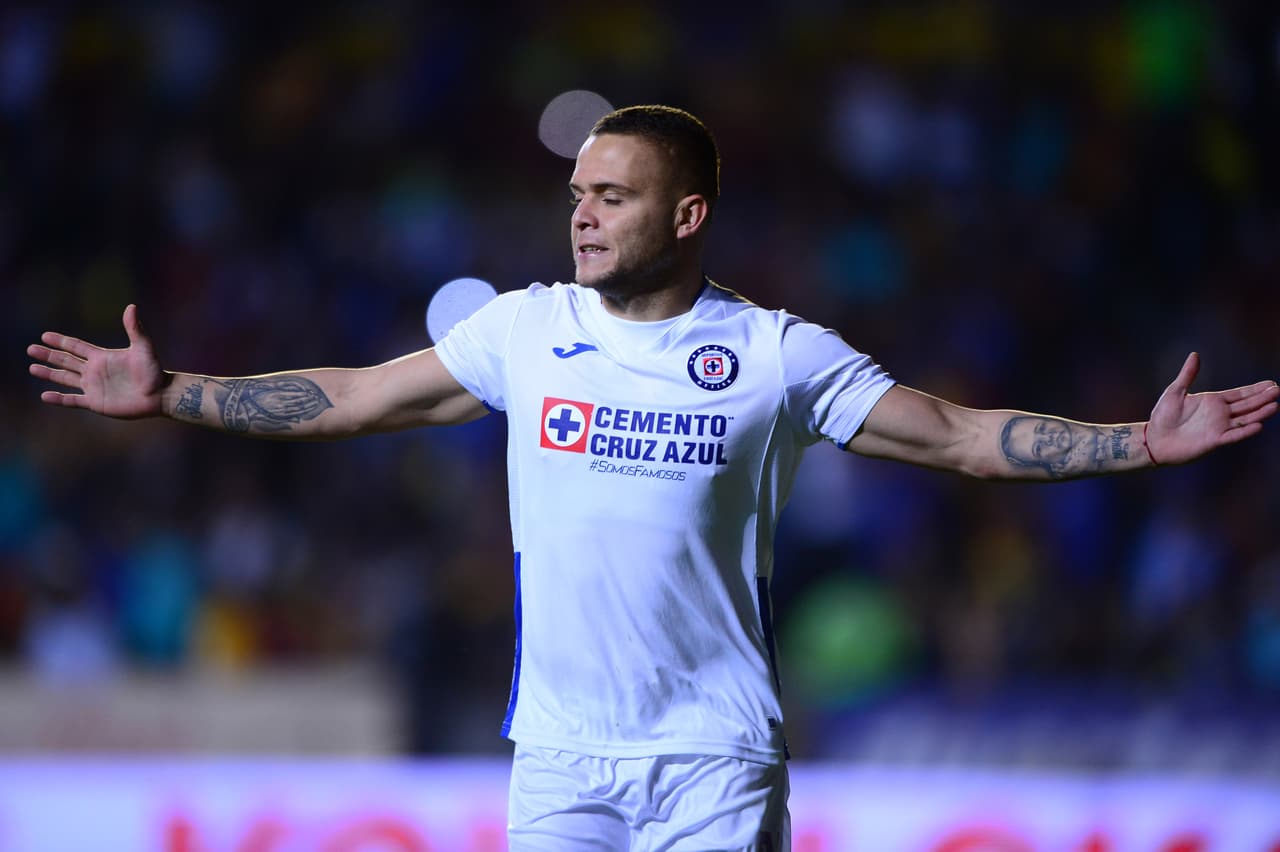 Jonathan Rodríguez consgue un penalti y el es encargado de cobrarlo y poner el juego 0-3.