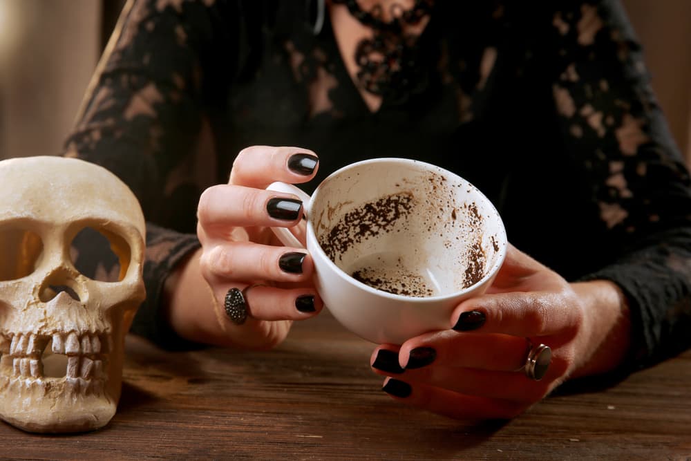 Te pueden salir números, letras, animales, formas... Por ejemplo, si ves clarito un círculo puede ser una advertencia para que te pares a reflexionar ante un inminente cambio. Se cierra una etapa y estás a la puerta de una nueva vida lo que significa que tendrás que superar muchos cambios.