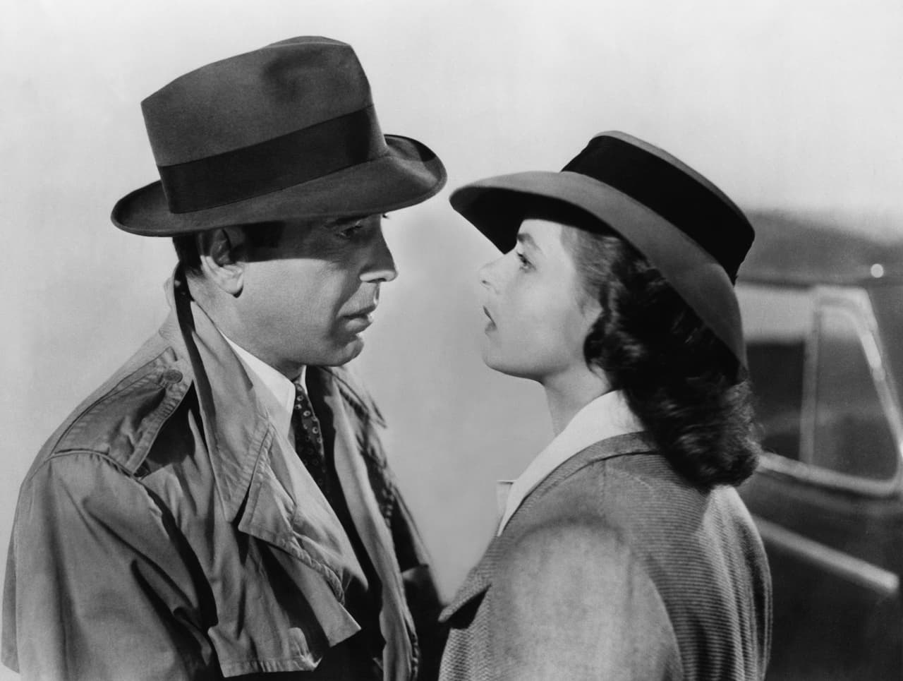 <b>Ingrid Bernat y Humphrey Bogart: Casablanca (1942)</b>
<br>
<br>En la historia, Rick Blaine debe escoger entre ayudar a su amada Ilsa Lund a escapar de Casablanca junto a su esposo, uno de los líderes de la resistencia, o no hacerlo. 
<b>Su beso es uno de los más famosos de la historia </b>del cine; sin embargo, su relación personal tampoco sacó chispas. 
<b><a href="https://www.lanacion.com.ar/espectaculos/personajes/humphrey-bogart-cuatro-esposas-gran-amor-su-nid2281459" target="_blank">Mientras ella lo definía como duro, brusco y distante</a></b>, cuando filmaron la cinta él todavía estaba casado con Mayo Methot, quien fue tildada de tener temperamento explosivo.