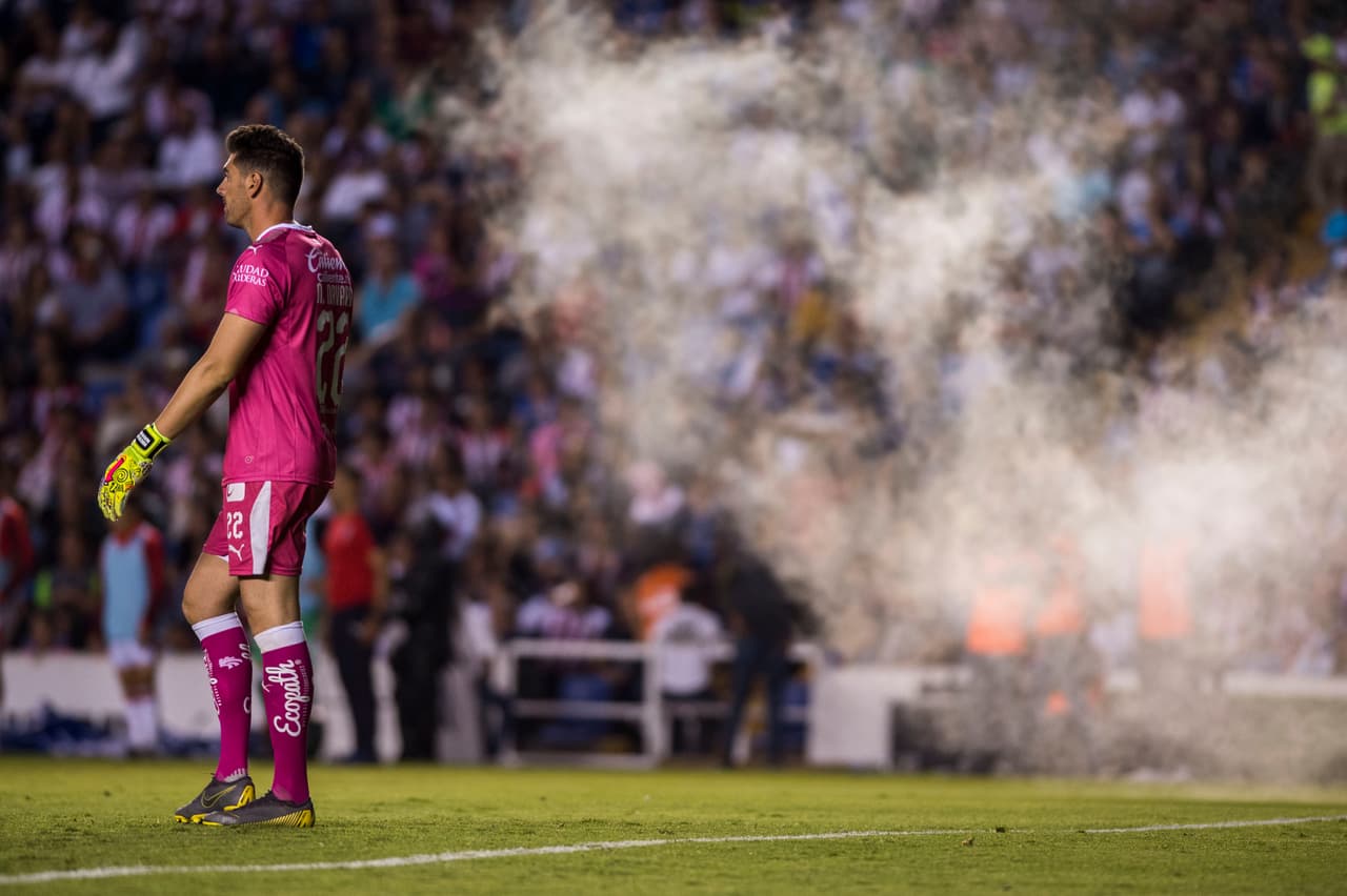 Durante el segundo tiempo hubo bengalas hacia el arco donde defendía el Querétaro, sin embargo, el partido no fue interrumpido.