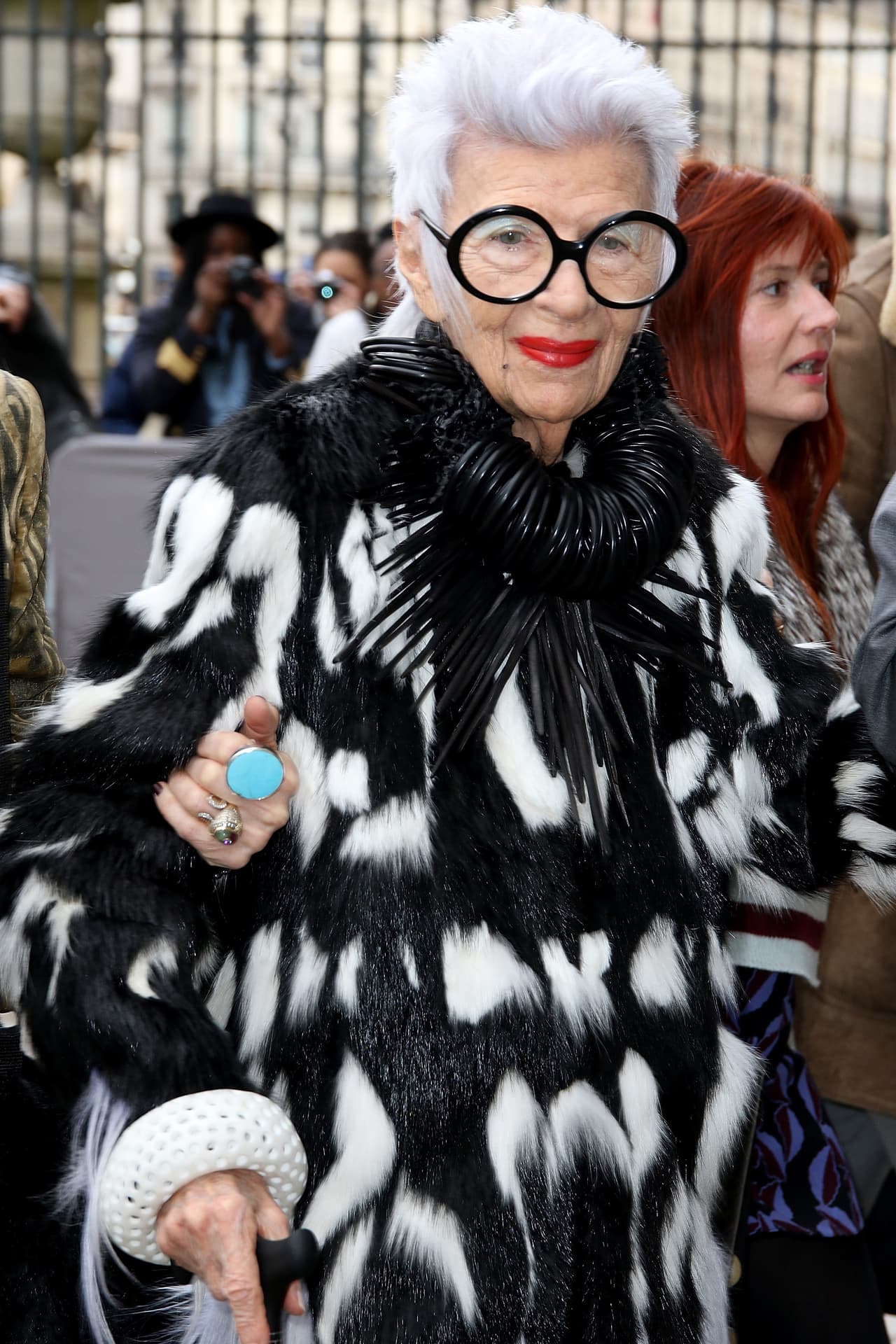 La diva del estilo neoyorquina, Iris Apfel ha inspirado a muchas mujeres a hacer de sus lentes algo especial, visible, casi una marca indeleble de estilo. Sus maxi gafas, de marco grueso y redondo es ya un estilo definido que seguro van a querer todas aquellas que no quieran ser tímidas con sus lentes.