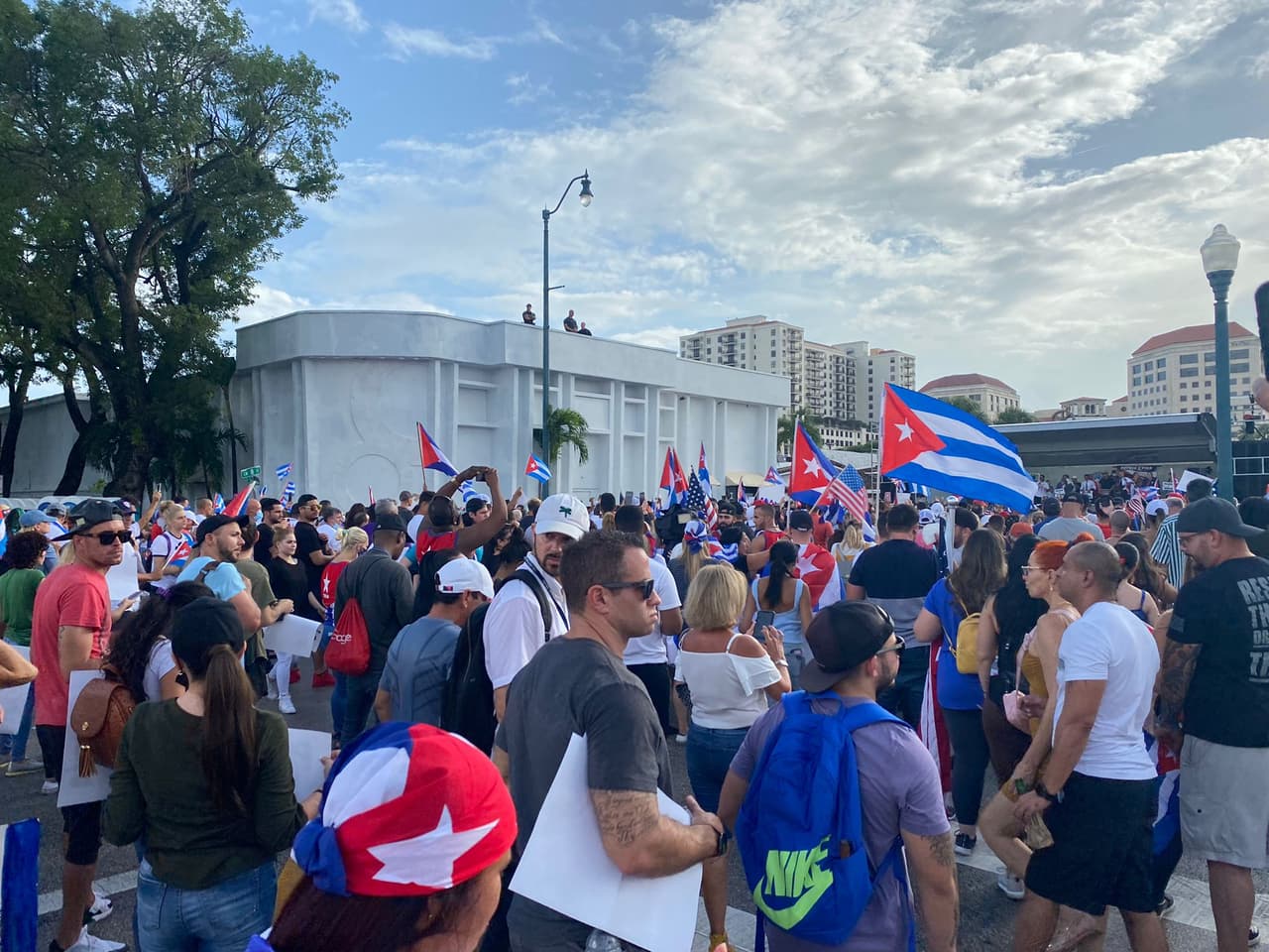 Cientos de cubanos se congregaron este miércoles frente al restaurante Versailles en la popular Calle 8 de Miami, para mostrar su apoyo a las protestas que se llevan a cabo en Cuba y cantar juntos la canción "Patria y Vida".