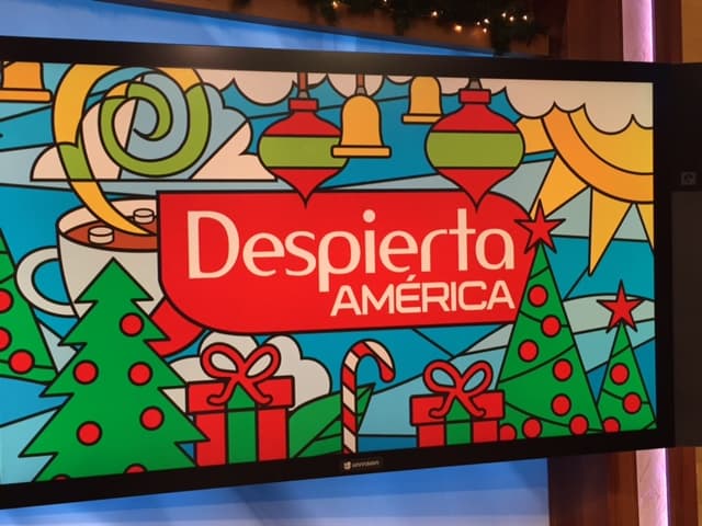 Hasta el gran monitor de Despierta América tiene un ambiente muy navideño.
