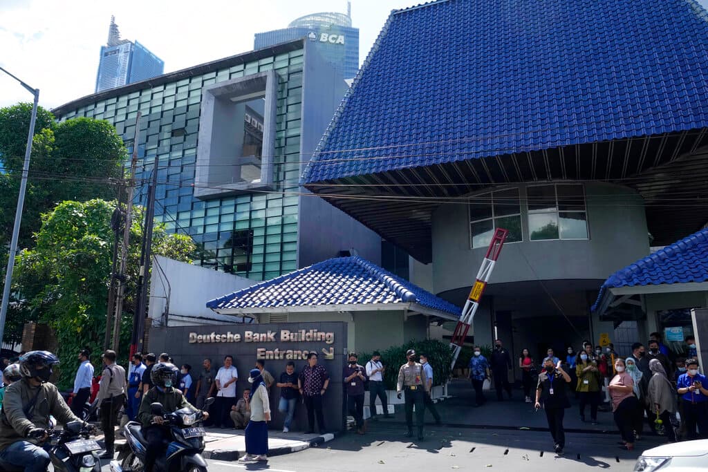 Comercios, un hospital y un internado islámico de la ciudad sufrieron importantes daños durante el movimiento telúrico, según la prensa local.