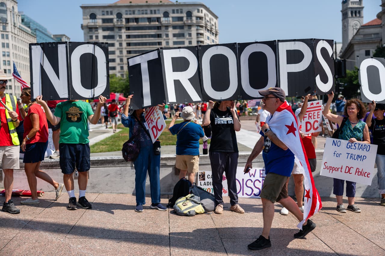 Hay que recordar que,
<b> en agosto pasado, el presidente desplegó fuerzas federales en la capital</b> alegando luchar contra la delincuencia, a pesar de que la información del Departamento de Justicia indica que esta alcanzó en 2024 su nivel más bajo en 30 años.
