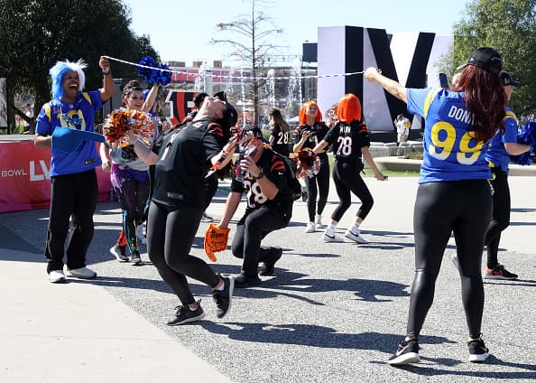 En cada rincón del estadio hubo fiesta, incluso en los estacionamientos del SoFi, en donde fanáticos encontraron cualquier escusa para celebrar.