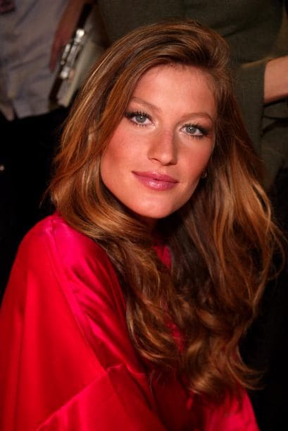 Por un pequeño tiempo, esta guapa modelo se despidió de sus mechas rubias para lucir un castaño que resaltaba sus ojos verdes, aunque este "look" no le duró mucho y nuevamente volvió al de siempre.