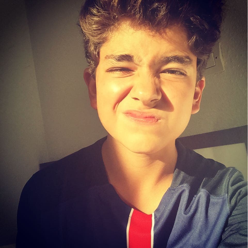 Desde pequeño, Ángel Gabriel creció entre pasillos de foros y camerinos, y está muy acostumbrado a la ajetreada vida de su famosa madre.