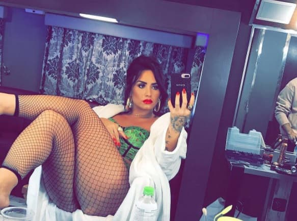 Luego de conocerse las crudas confesiones de Lovato, varios famosos celebraron su valentía y coraje para protagonizar un nuevo capítulo de su vida.