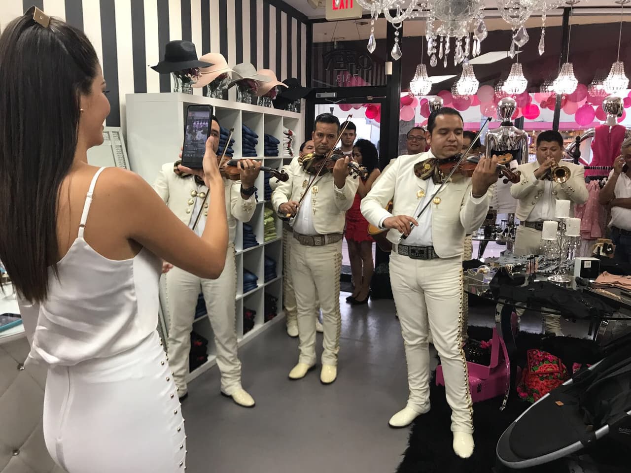 Ana está muy orgullosa de sus raíces mexicanas y el mariachi no podía faltar en este día de fiesta.