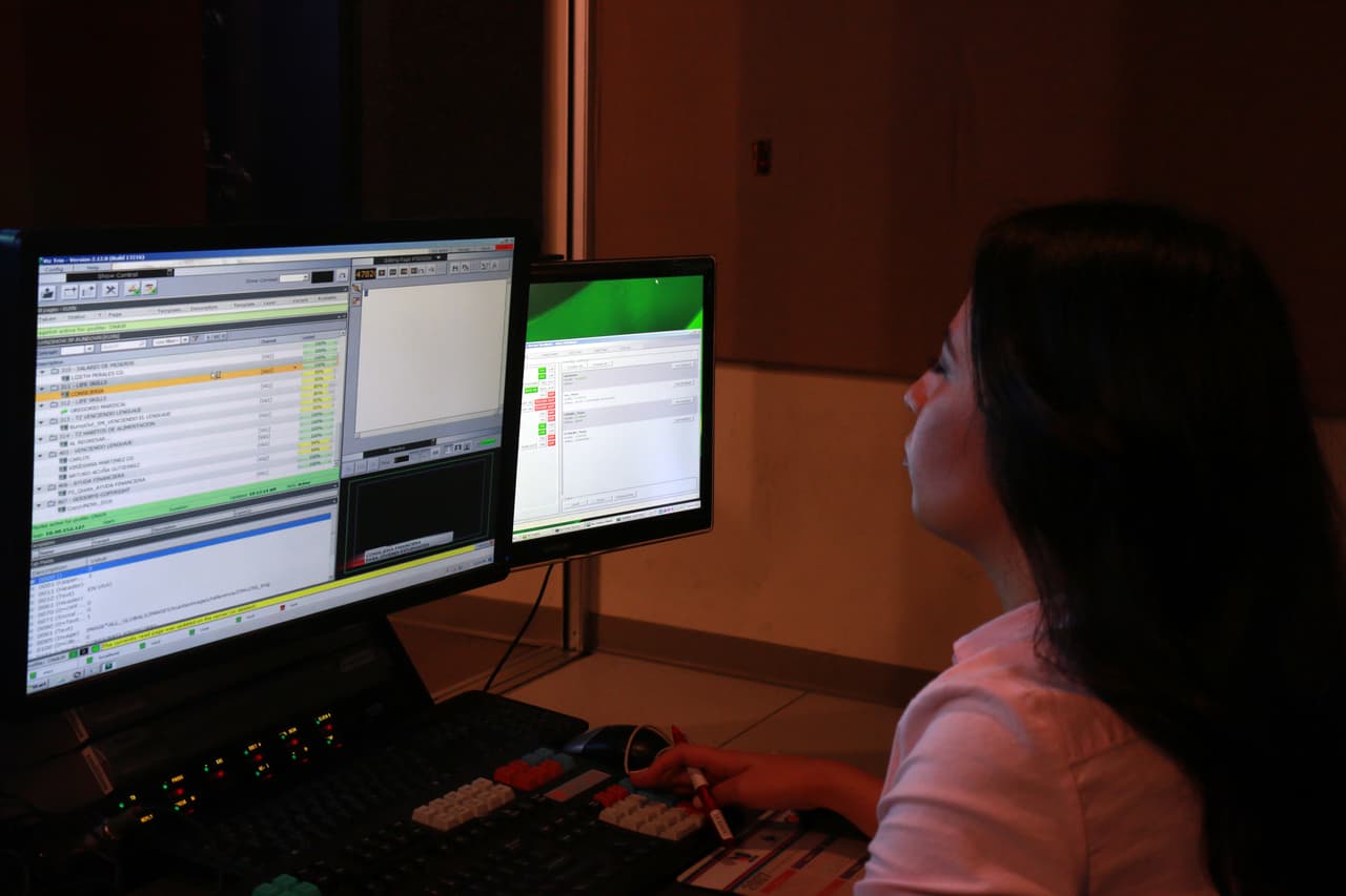 Mariana Díaz revisando las gráficas para el segmento de Proyecto U 2106.