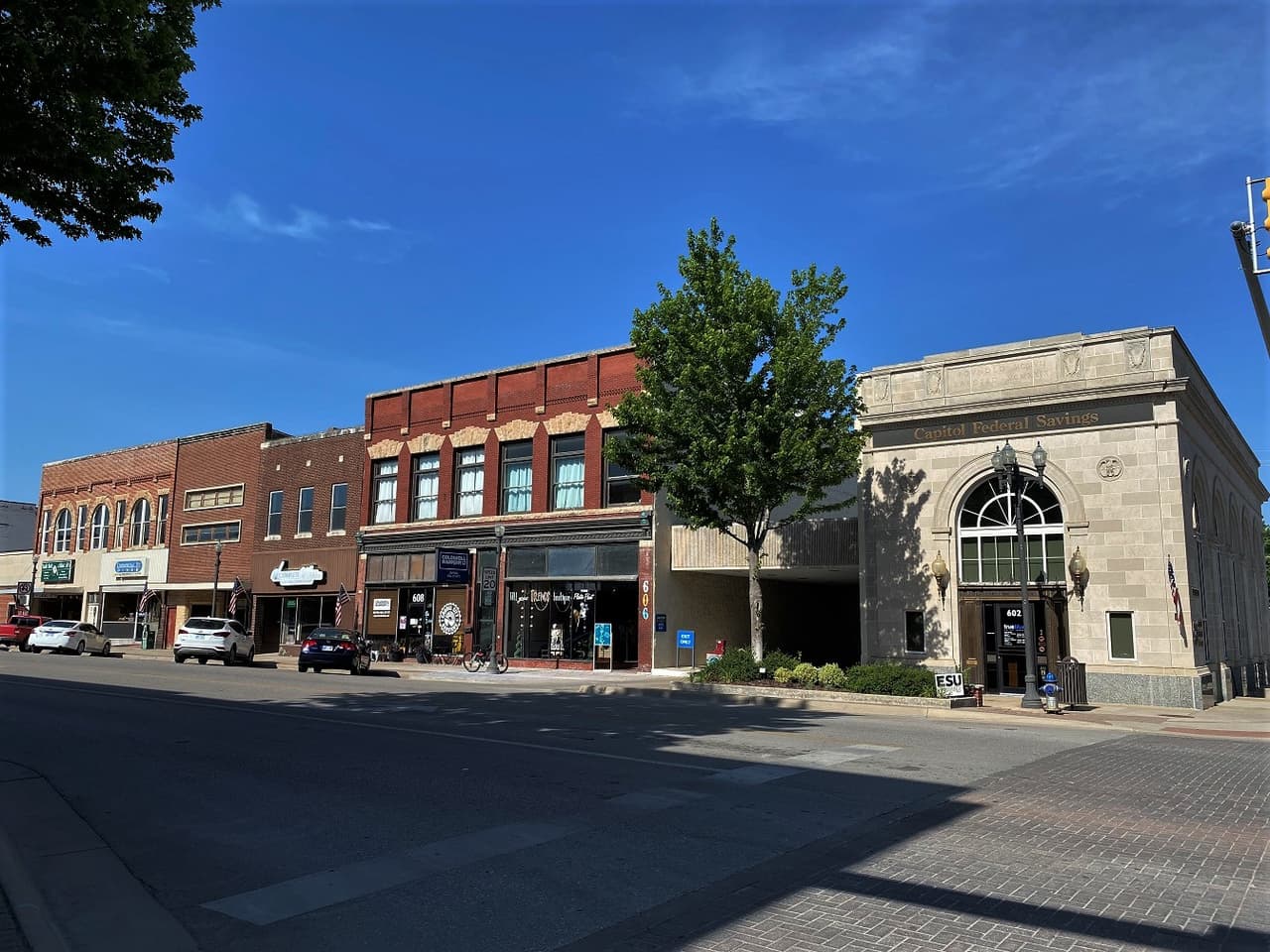 <b>Emporia, Kansas</b>
<br>
<br>Días promedio de las viviendas en el mercado: 18.
<br>
<br>Precio promedio de cotización: 99,900 dólares.
<br>
<br>Ofertas activas en julio de 2021: 41.
<br>
<br>Tamaño promedio de las viviendas en venta: 1,340 pies cuadrados.
<br>
<br>El precio promedio nacional de cotización de las viviendas fue de 385,000 dólares en julio de 2021, 10.3% más que el año pasado, según el último 
<a href="https://www.realtor.com/research/july-2021-data/"><u>informe de tendencias del mercado</u></a> de Realtor.com.
<br>
<br>La investigación indica que la oferta de viviendas se redujo más de 30% en el último año. Sin embargo, esta tendencia está cambiando gracias a la incorporación de nuevas casas de bajos precios a la venta.