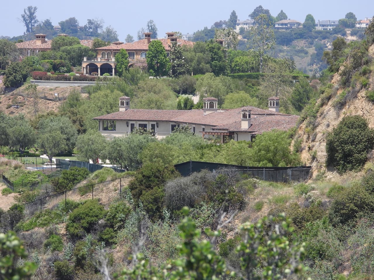 A finales de marzo, los duques de Sussex 
<b><a href="https://www.univision.com/famosos/nuevo-trabajo-y-hogar-meghan-markle-y-harry-comienzan-en-los-angeles-su-vida-fuera-de-la-realeza-fotos" target="_blank">se mudaron de Canadá a Los Ángeles</a></b>, solo unos días antes de que se incrementaran las medidas de aislamiento social ante la pandemia por el coronavirus. 
<br>