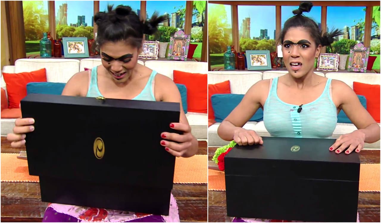 En fotos: Mela era la única que faltaba de foto con el premio Emmy (pero alguien se lo llevó)