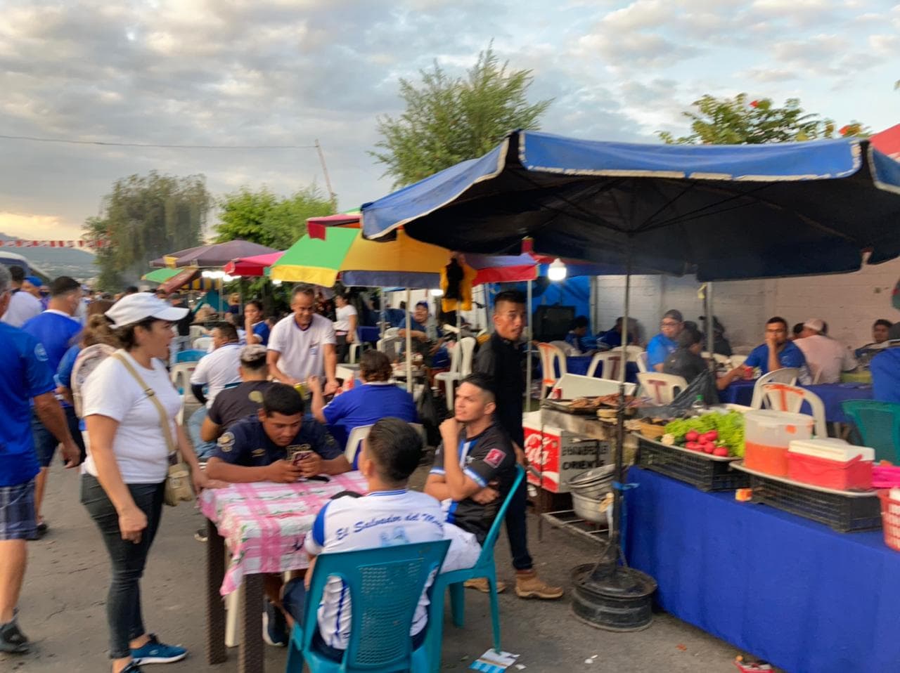 Tanto mexicanos como salvadoreños se muestran listos para disfrutar de la batalla entre la El Salvador y México.