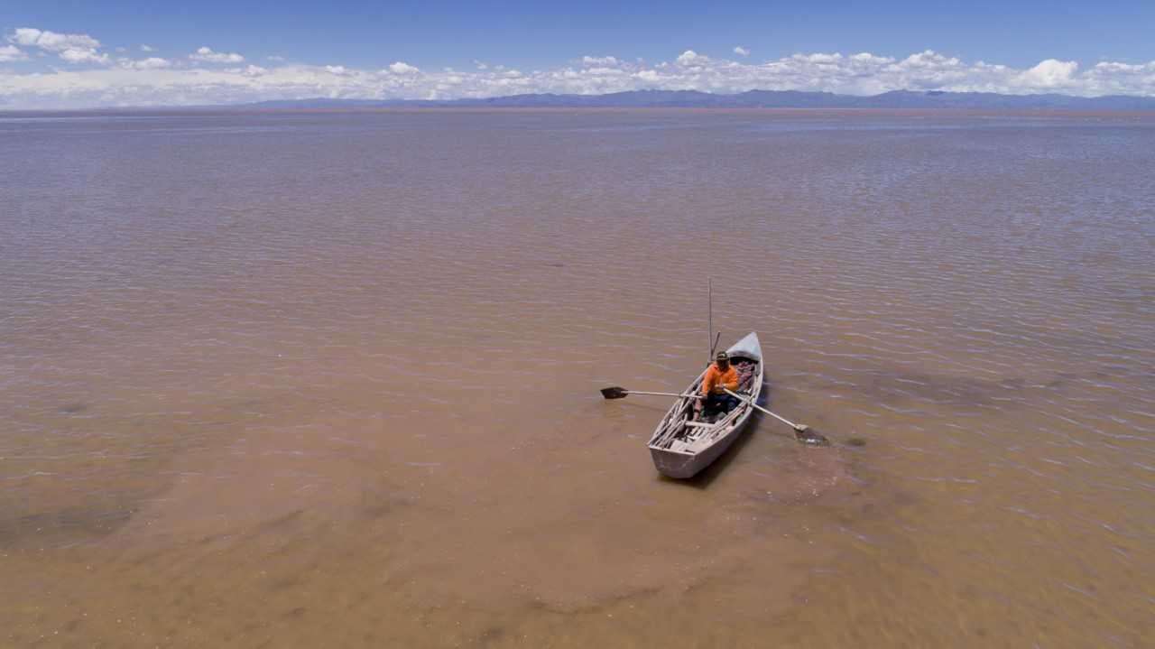 Considerado el segundo lago más grande de Bolivia, el Poopó tenía hasta principios de esta década unos 2,000 kilómetros cuadrados, pero en 2015 su caudal mermó fuertemente hasta casi desaparecer. Eso sumió a los habitantes de las comunidades aledañas en la pobreza o los forzó a migrar. 
<br>