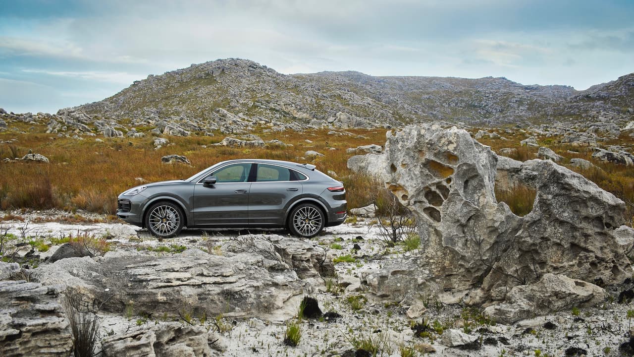 La Porsche Cayenne Coupe será significativamente más cara que la Cayenne de techo regular. Mientras una Cayanne básica cuesta 66,950 dólares, 
<b>el precio inicial de la Cayenne Coupé es de 76,550 dólares</b>. La diferencia es menor en el caso de los modelos turbo, donde los 131,350 dólares que cuesta la Cayenne Coupe Turbo representan 4,000 dólares sobre la Cayenne Turbo de techo regular.