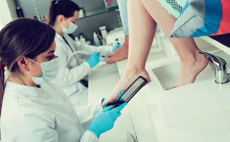 Mantén tus uñas cortas. No te quites los cayos tú mismo. Si sientes adormecimiento, entumecimiento, pérdida de sensibilidad, cambio en las formas de tus pies, piel seca o uñas amarillas o tienes pie de atleta acude al médico.
<br>