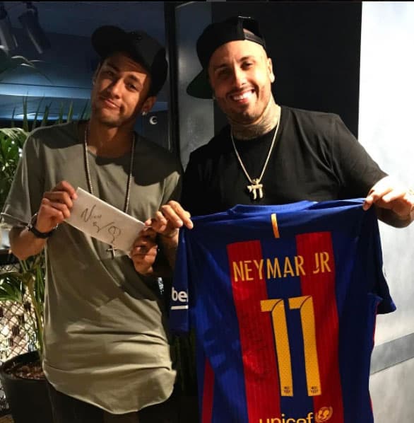 Y por si dudamos que es fan del soccer, aquí "intercambiando regalitos" con Neymar.