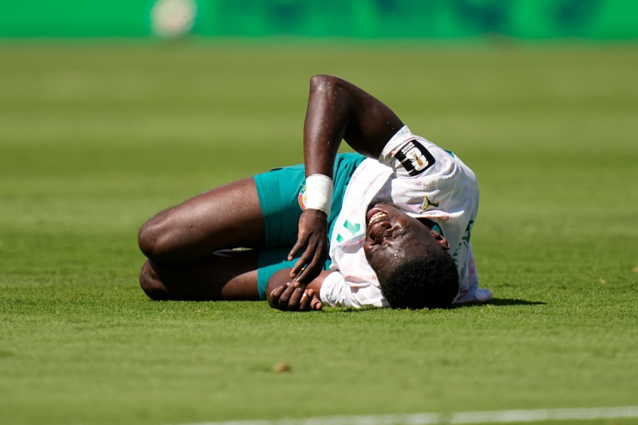 El senegalés Ismaila Sarr yace en el suelo durante el partido de fútbol del Grupo I de la Copa del Mundo entre Francia y Senegal en East Rutherford, Nueva Jersey.